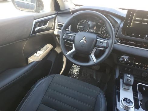 Used 2025 Mitsubishi Outlander SE image 10