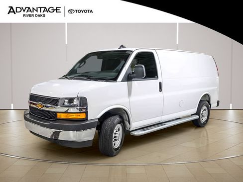 Used 2025 Chevrolet Express 2500 w/ Driver Convenience Package RWD image 4