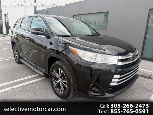 Used 2018 Toyota Highlander LE FWD image 1