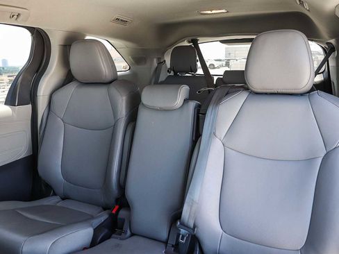 Used 2023 Toyota Sienna XLE w/ XLE Plus Package FWD image 17