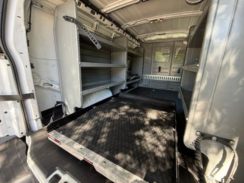 Used 2015 Chevrolet Express 2500 RWD image 17