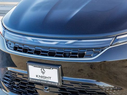 New 2027 Chrysler Pacifica Select FWD image 6