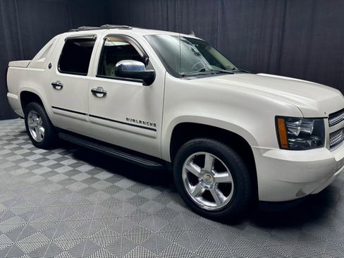 Used 2013 Chevrolet Avalanche LTZ AWD/4WD image 15