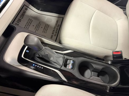 Used 2022 Toyota Corolla LE image 34