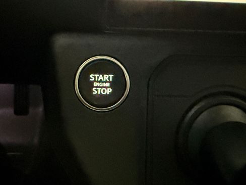Used 2026 Land Rover Defender 130 X-Dynamic SE AWD/4WD image 19