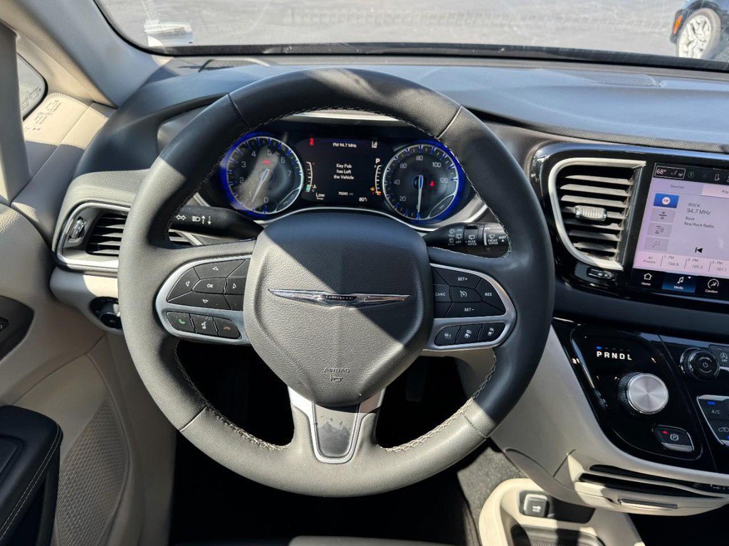 Used 2023 Chrysler Pacifica Touring-L FWD image 13
