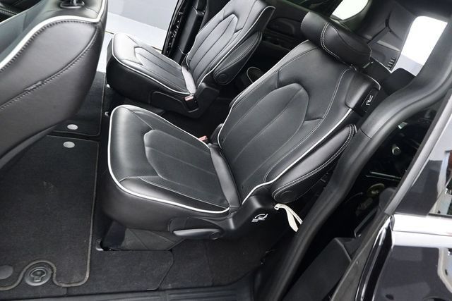 Used 2026 Chrysler Pacifica Limited FWD image 14
