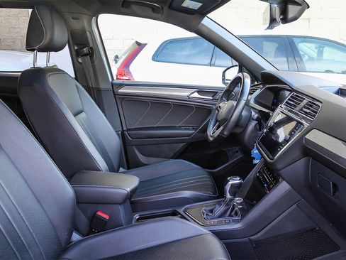 Used 2022 Volkswagen Tiguan SE R-Line image 16