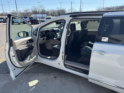 Used 2023 Chrysler Pacifica Limited FWD image 32