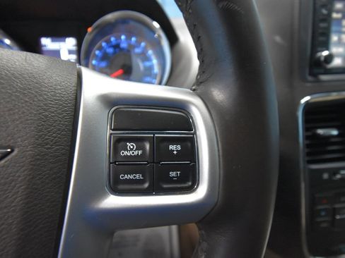 Used 2016 Chrysler Town & Country Touring FWD image 12