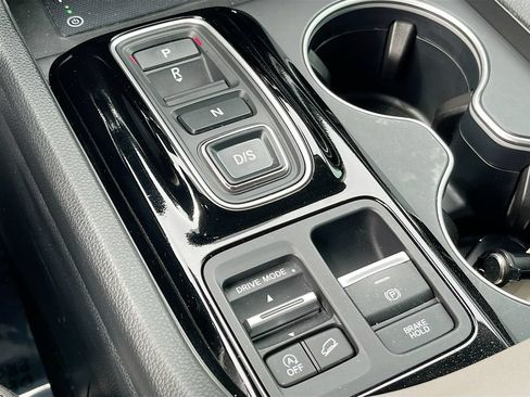 Used 2025 Honda Pilot Touring image 17