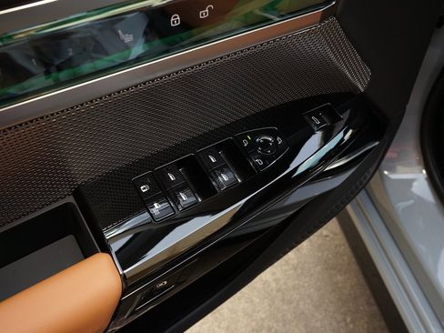 Used 2025 BMW 740i image 24