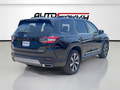 Used 2024 Honda Pilot Touring image 7