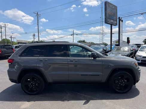 Used 2019 Jeep Grand Cherokee Laredo AWD/4WD image 2