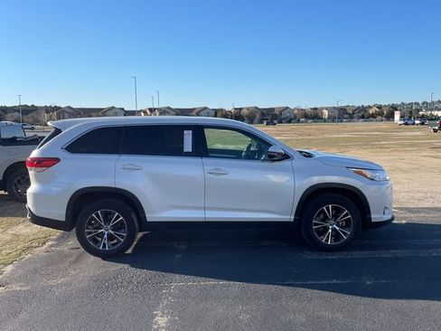 Used 2019 Toyota Highlander LE image 5