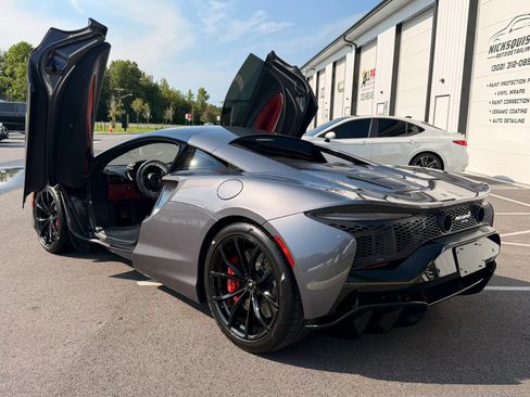 Used 2023 McLaren Artura RWD image 3
