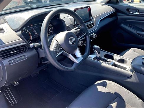 Used 2025 Nissan Altima 2.5 SV FWD image 15