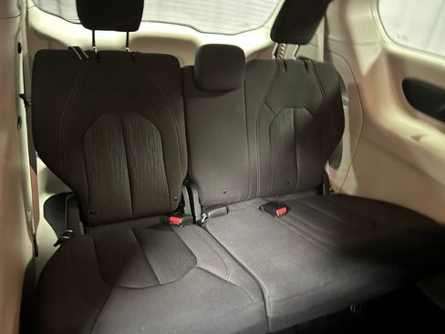 Used 2018 Chrysler Pacifica L image 23