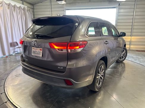 Used 2019 Toyota Highlander XLE FWD image 5