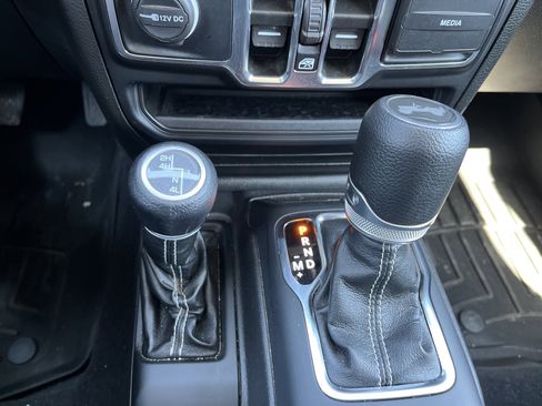 Used 2021 Jeep Wrangler Unlimited Sahara AWD/4WD image 31