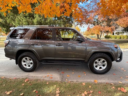 Used 2020 Toyota 4Runner SR5 4WD image 4