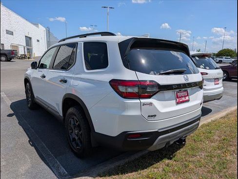 Used 2025 Honda Pilot TrailSport image 5