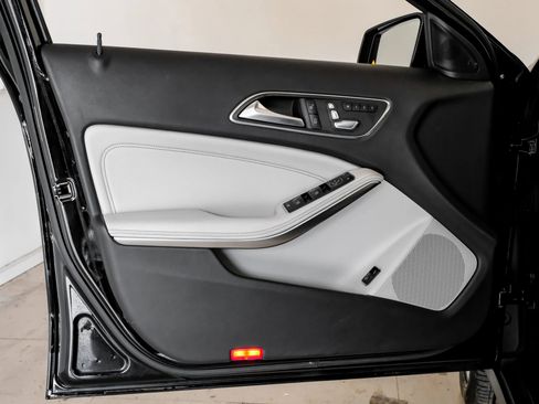 Used 2018 Mercedes-Benz GLA 250 4MATIC w/ Premium Package image 37