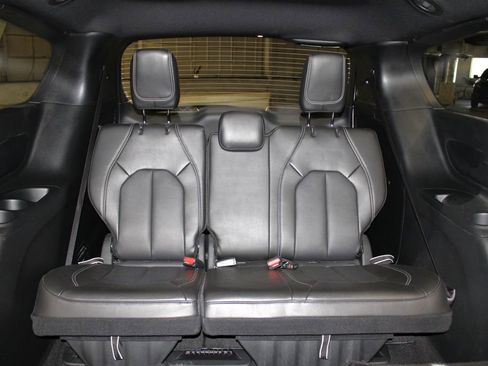 Used 2025 Chrysler Pacifica Select image 34