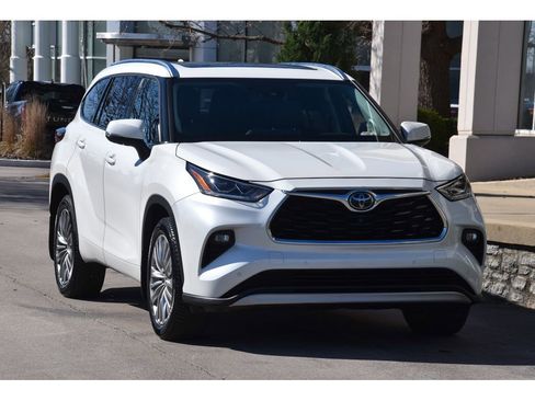 Used 2020 Toyota Highlander Platinum image 2