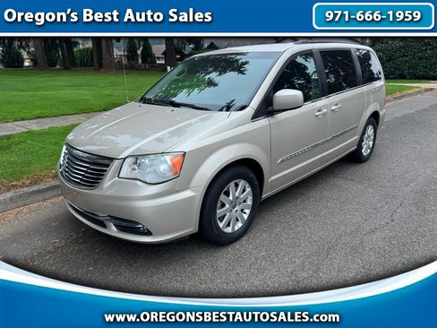 Used 2016 Chrysler Town & Country Touring image 1