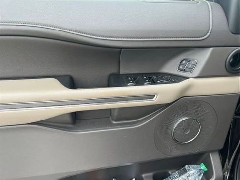 Used 2019 Ford Expedition XLT w/ Equipment Group 202A AWD/4WD image 30
