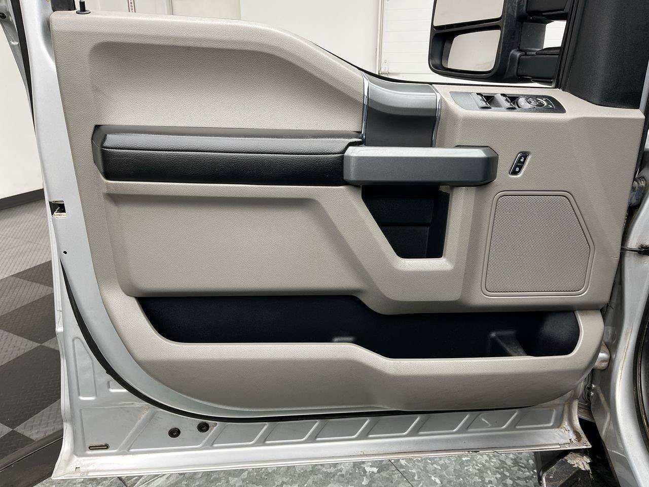 Used 2018 Ford F150 XLT w/ Equipment Group 302A Luxury AWD/4WD image 9
