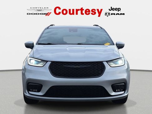 Certified 2023 Chrysler Pacifica Touring-L w/ Uconnect Theater Family Group AWD/4WD image 8