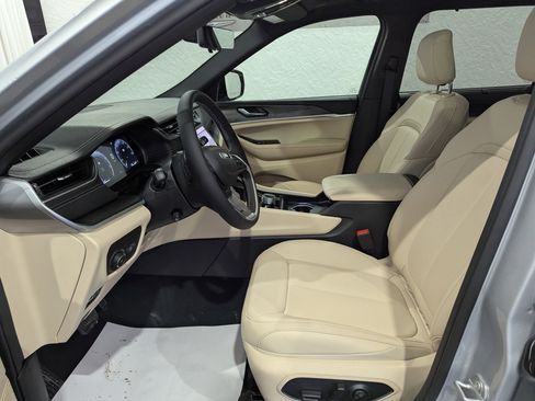 New 2025 Jeep Grand Cherokee L Limited image 15