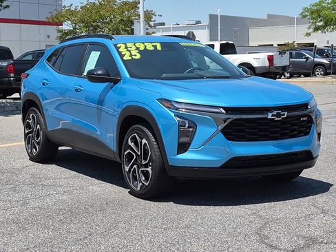 Used 2025 Chevrolet Trax RS w/ Sunroof Package FWD image 2