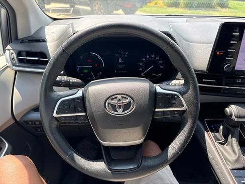 Used 2023 Toyota Sienna XLE FWD image 14