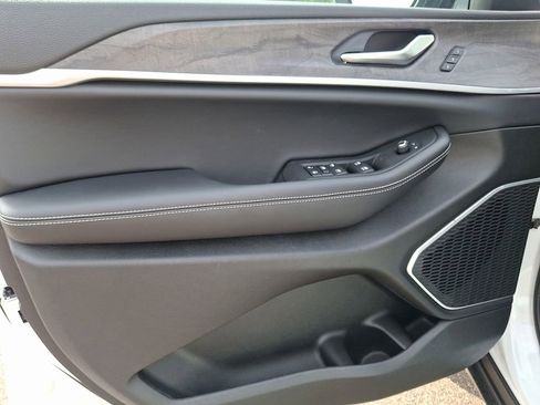 New 2025 Jeep Grand Cherokee Limited w/ Black Appearance Package image 9