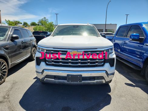 Used 2022 Chevrolet Silverado 1500 LTZ w/ Technology Package AWD/4WD image 3