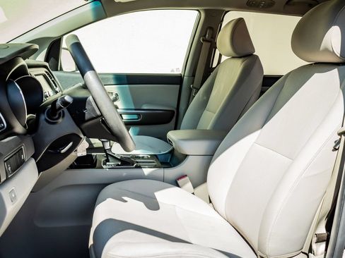 Used 2020 Kia Sedona LX FWD image 12