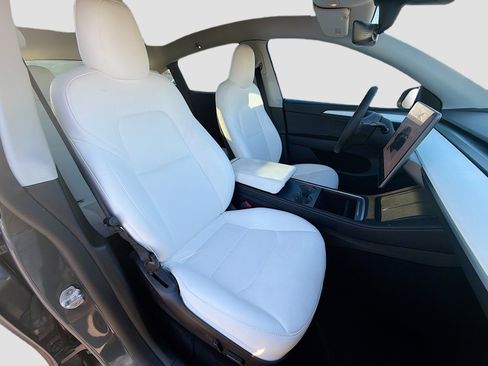 Used 2022 Tesla Model Y Performance image 16