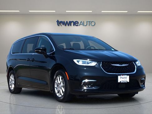 Used 2025 Chrysler Pacifica Select FWD image 8