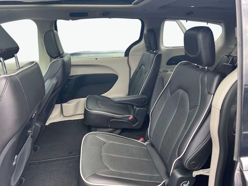 Used 2023 Chrysler Pacifica Limited FWD image 14