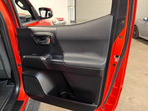 Used 2018 Toyota Tacoma TRD Sport w/ Technology Package image 15