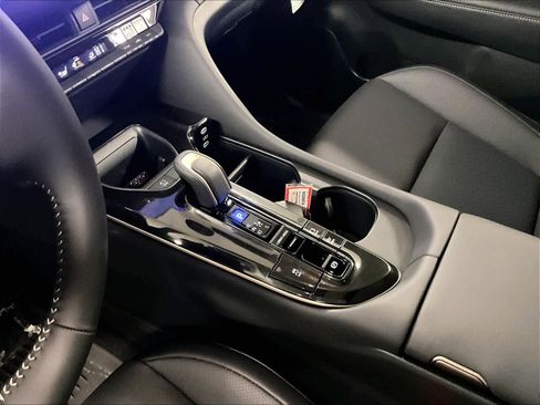 Certified 2025 Toyota Crown Signia image 28