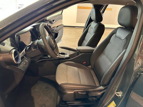Used 2025 Chevrolet Trax LT FWD image 25