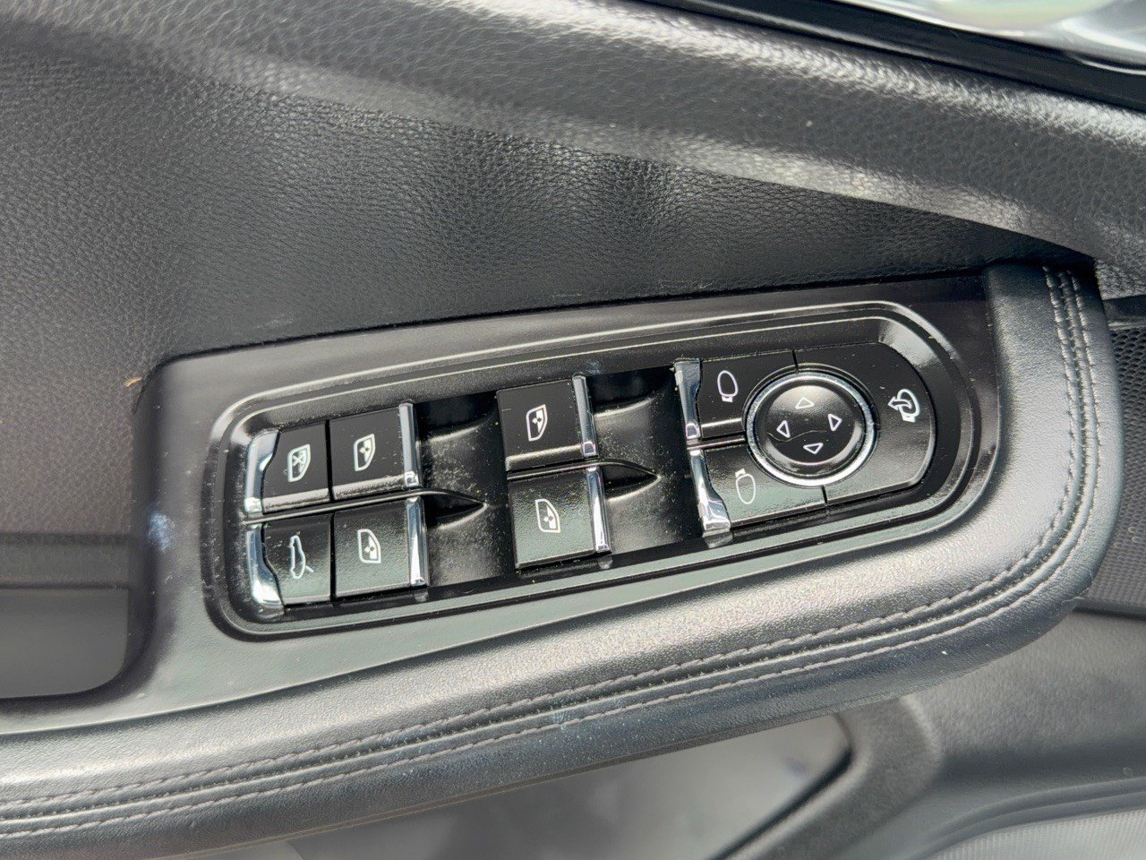 Used 2023 Porsche Macan AWD/4WD image 15