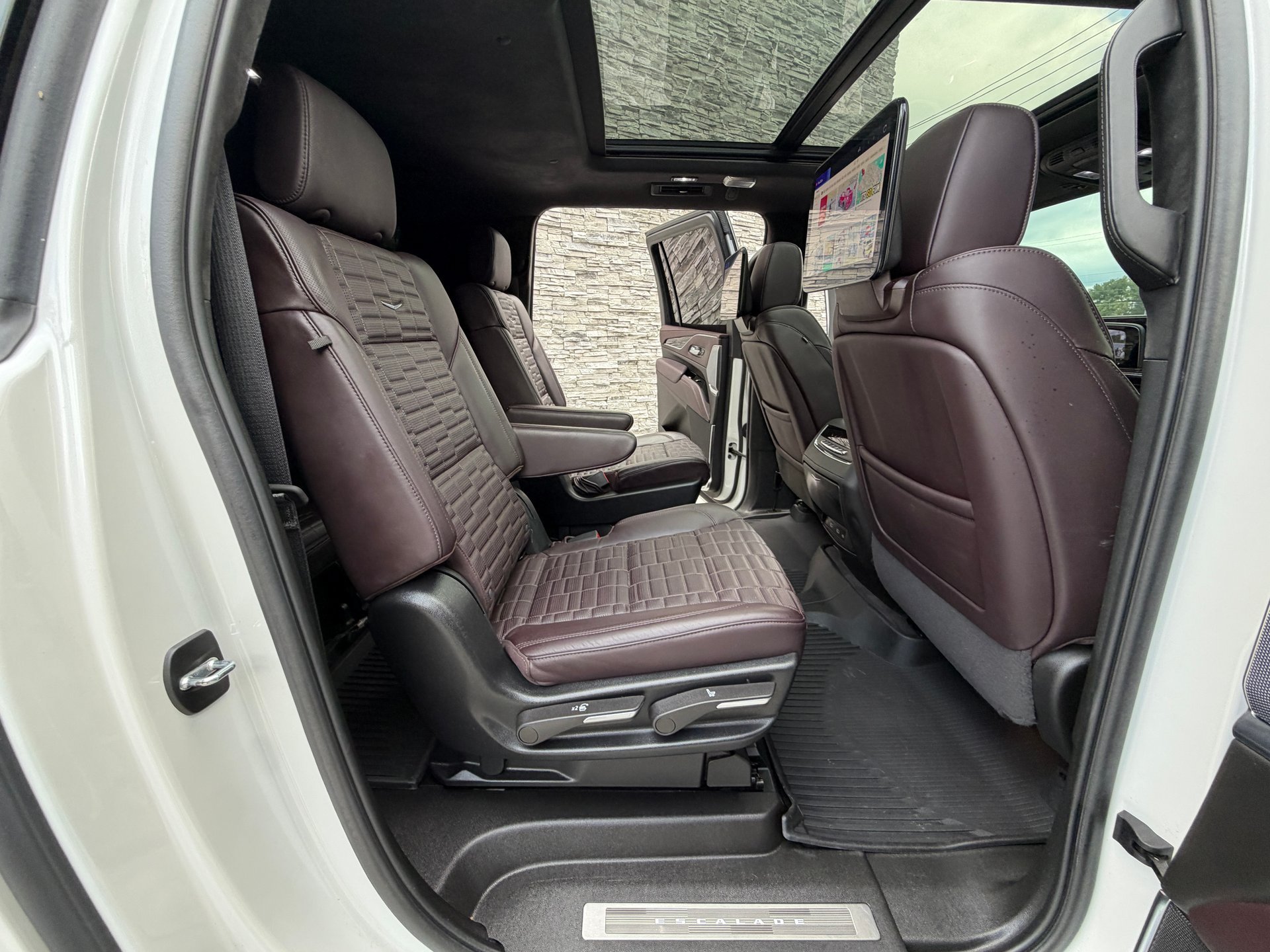 Used 2024 Cadillac Escalade ESV V w/ LPO, ONYX Package AWD/4WD image 22