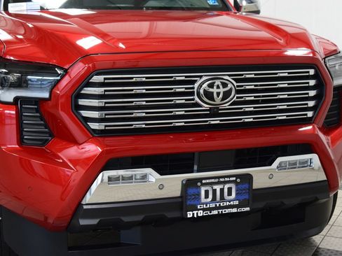 Used 2025 Toyota Tacoma Limited AWD/4WD image 11