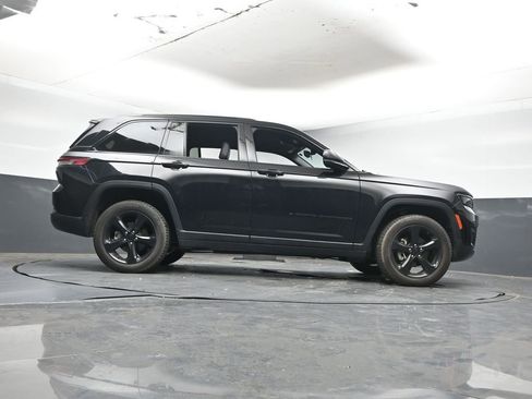 Used 2023 Jeep Grand Cherokee Altitude image 15