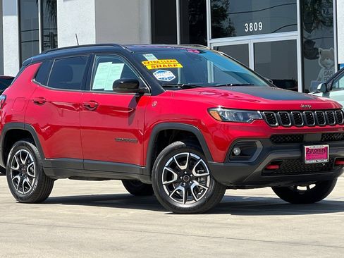Used 2025 Jeep Compass Trailhawk AWD/4WD image 2